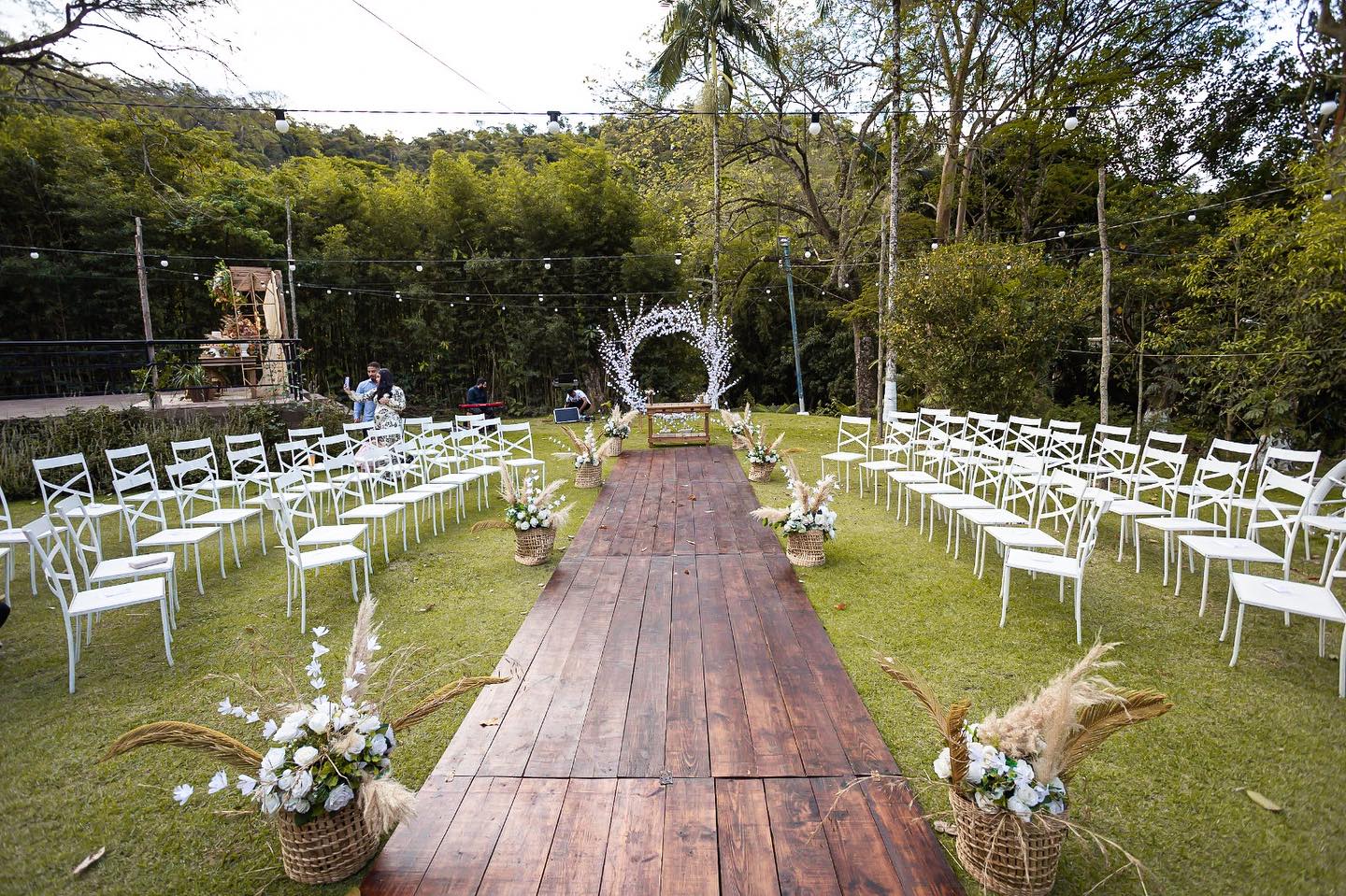 Cerimônia de casamento montada na área verde
