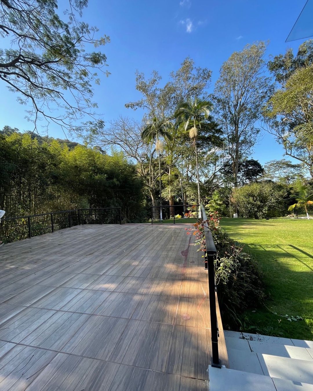 Deck de madeira e área verde do Sítio Yeshua