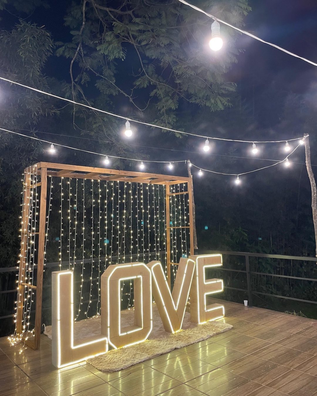 Deck iluminado à noite para uma celebração
