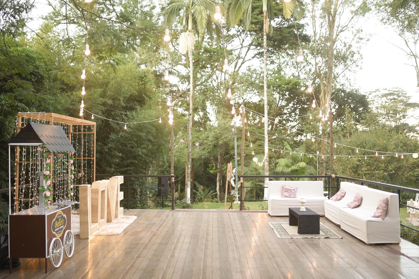 Deck preparado para receber convidados em uma celebração