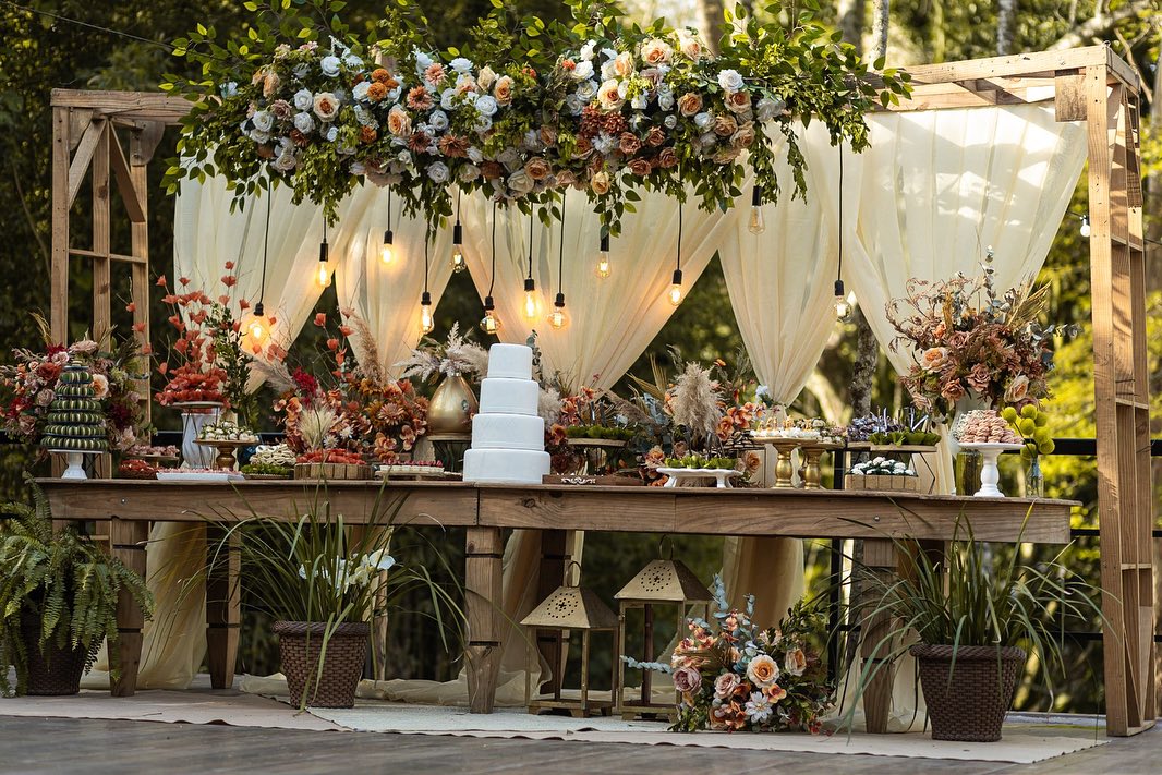 Mesa decorada com flores em celebração no deck
