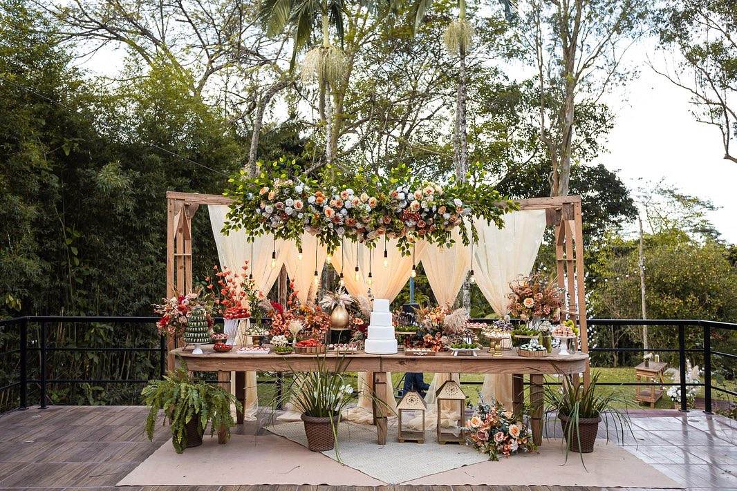 Mesa preparada para uma celebração ao ar livre no Sítio Yeshua