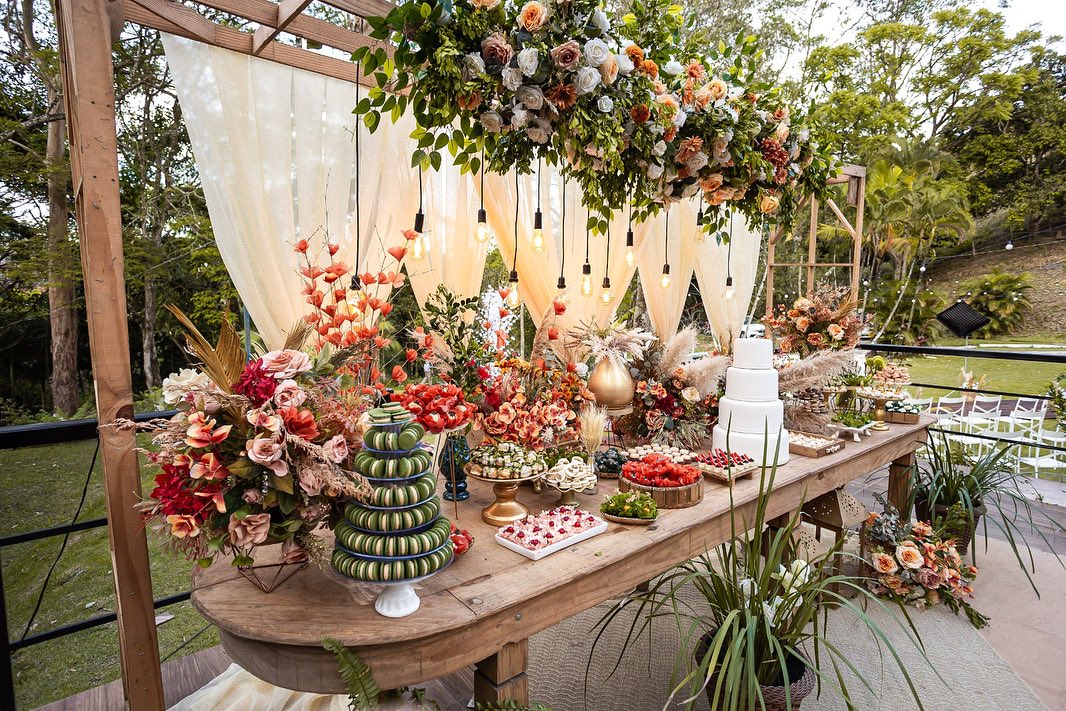 Detalhes da decoração floral em uma celebração